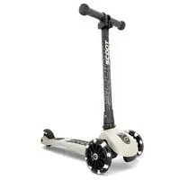 Lysegrå børnescooter med tre hjul, justerbar styrhøjde og LED-lys i forhjulene.